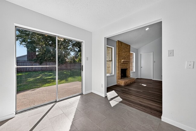 Building Photo - 4422 Wee Lassie Ln