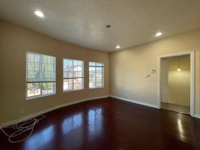 Building Photo - 925 53rd Ave