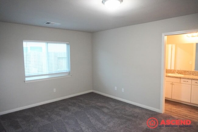 Building Photo - Stunning Home Off of Taft Highway and South H Street!