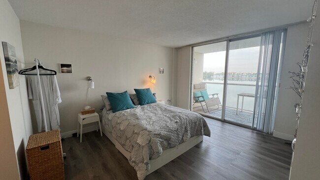 Building Photo - 1301 NE Miami Gardens Dr