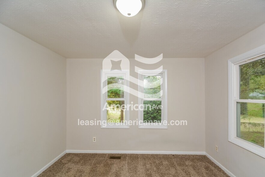 Building Photo - 4046 Village Dr