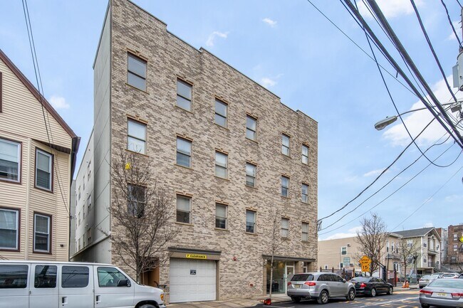 Building Photo - 528 47th St
