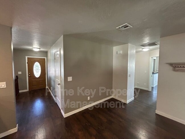 Building Photo - 3165 Crestview Dr