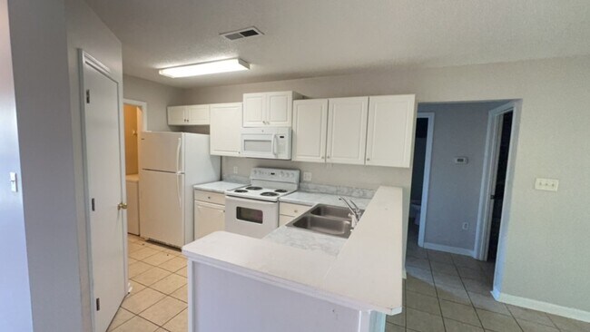 Building Photo - 2-Bedroom, 2-Bathroom Condo