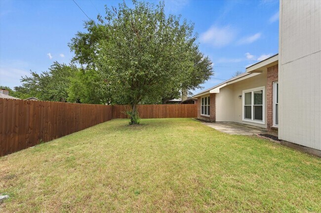 Building Photo - 670 Honeysuckle Ln