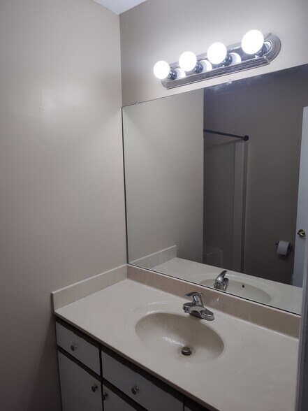 Building Photo - 301 Abbey Cir