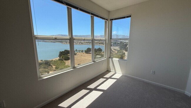 Building Photo - Epic REA - Top floor, Sweeping Views, 3 BR...