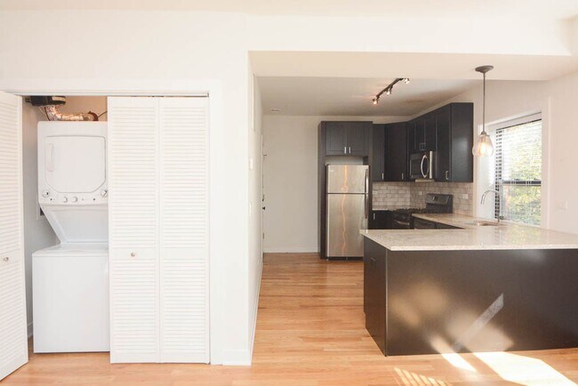 Building Photo - 2210 W Eastwood Ave