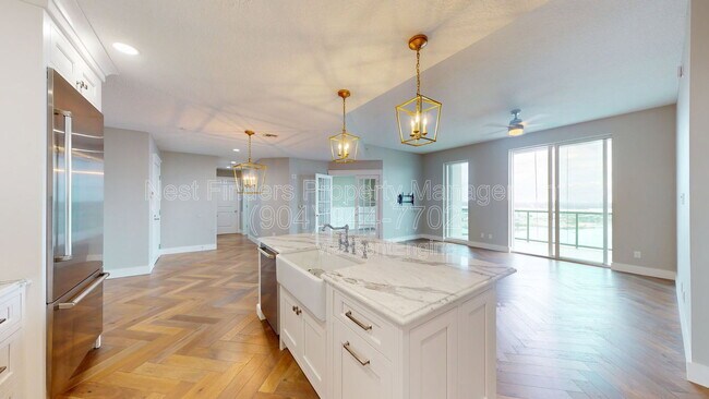 Building Photo - 1431 Riverplace Blvd