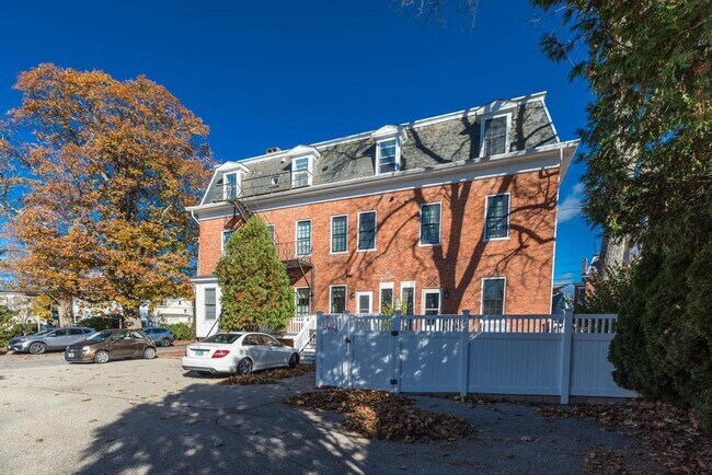 Building Photo - 290 Pleasant St