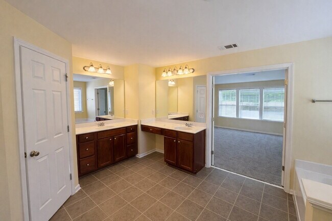 Building Photo - Clean 5 Bedroom Collins Hill Home with First Floor Suite and Oversized Master