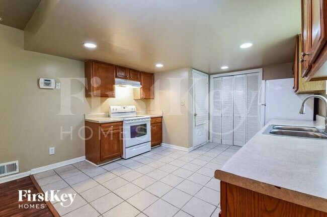 Building Photo - 111 Elizabeth Way