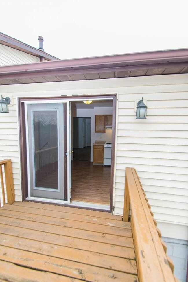 Building Photo - Spacious 2 bedroom / 1 bathroom Duplex for...