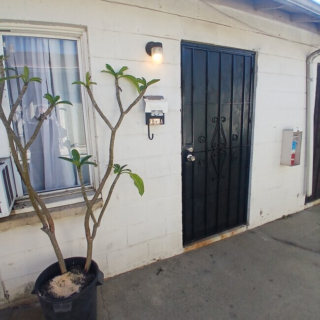 Building Photo - 434 S Del Mar Ave