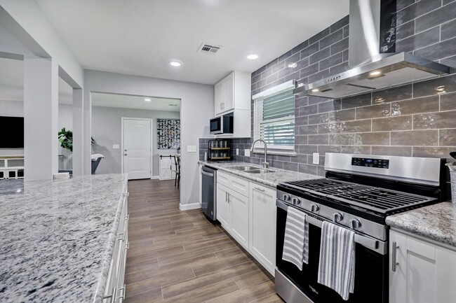 Building Photo - 7926 Ridgeview Dr