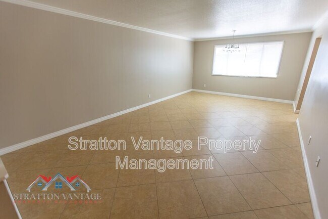 Building Photo - 704 E La Jolla Dr