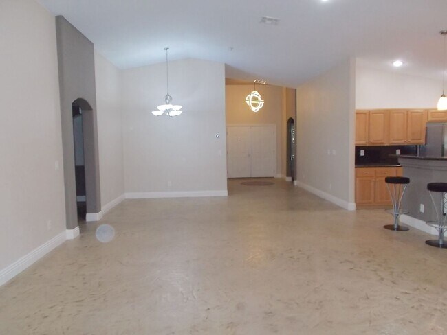 Building Photo - Stunning 4-Bedroom Ranch-Style Rental with...