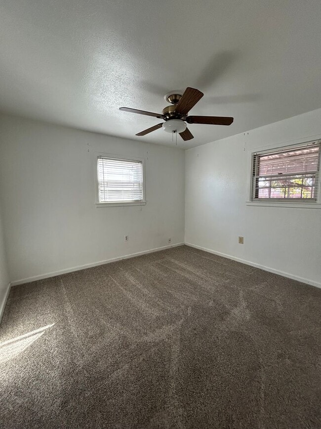 Building Photo - Charming Family Home Near John Ireland Ele...