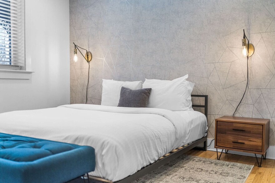 Building Photo - 1136 Crescent Ave NE