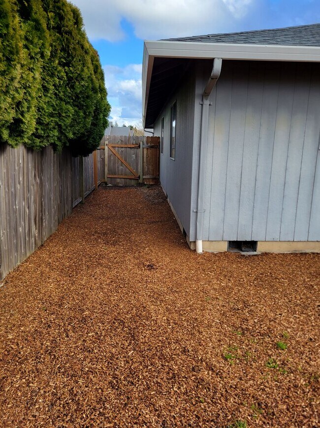 Building Photo - FREE RENT! Newly Updated Single Level Home in Established Keizer Neighborhood