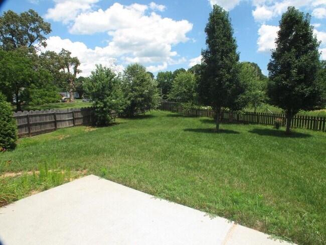 Building Photo - Beautiful move-in ready home located in th...