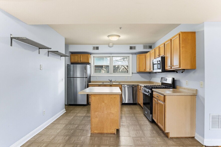 Building Photo - 2827 N Bryant Ave