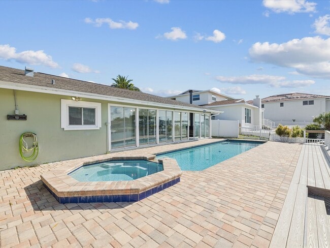 Building Photo - 441 Palm Island NE