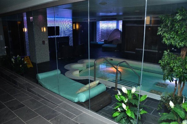 Building Photo - 450 W Huron St