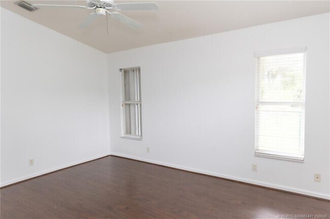 Building Photo - 8965 SW Chevy Cir