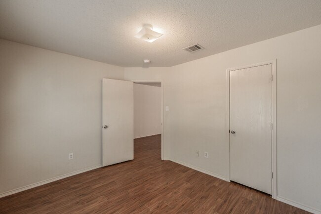 Building Photo - 10325 Bear Hollow Dr