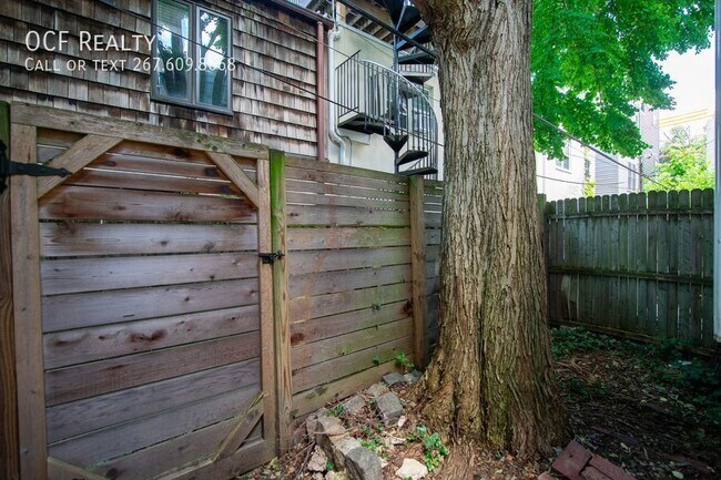 Building Photo - 2211 Bainbridge St