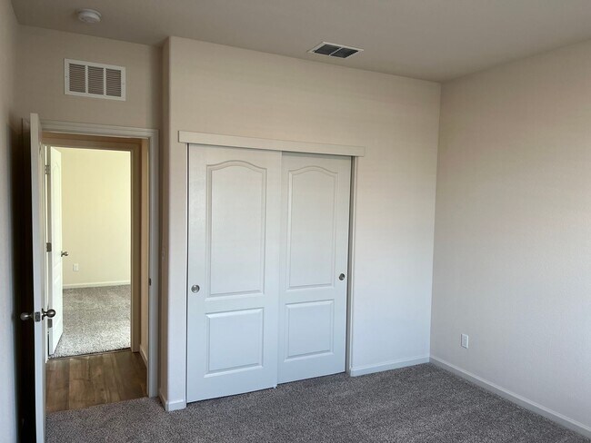 Building Photo - Gorgeous Newer Meadowlands, Residence 3 Mo...