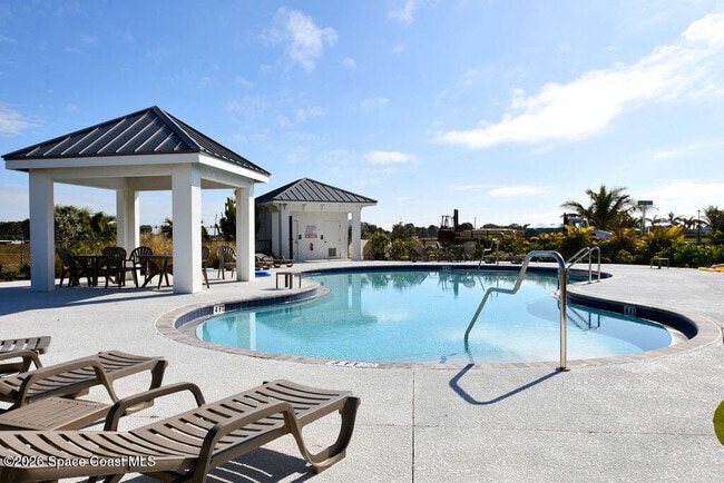 Building Photo - 657 Clearwater Ave