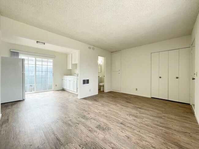 Building Photo - Remodeled Studio West of Coast Hwy!