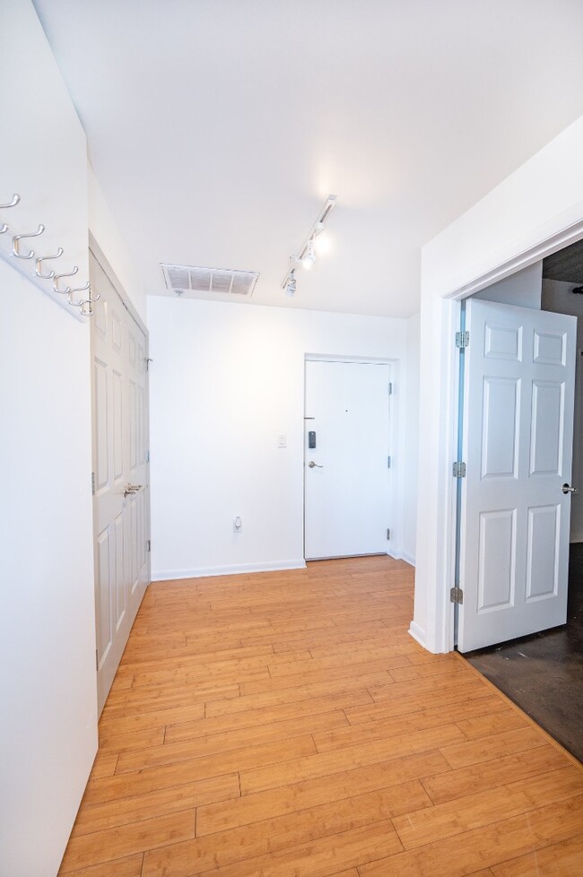 Building Photo - 1 Cool Blow St