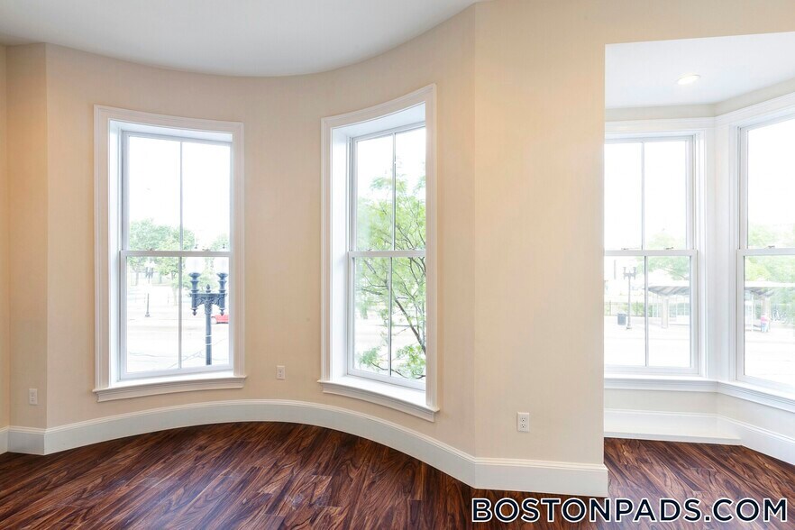 Building Photo - 1902 Washington St