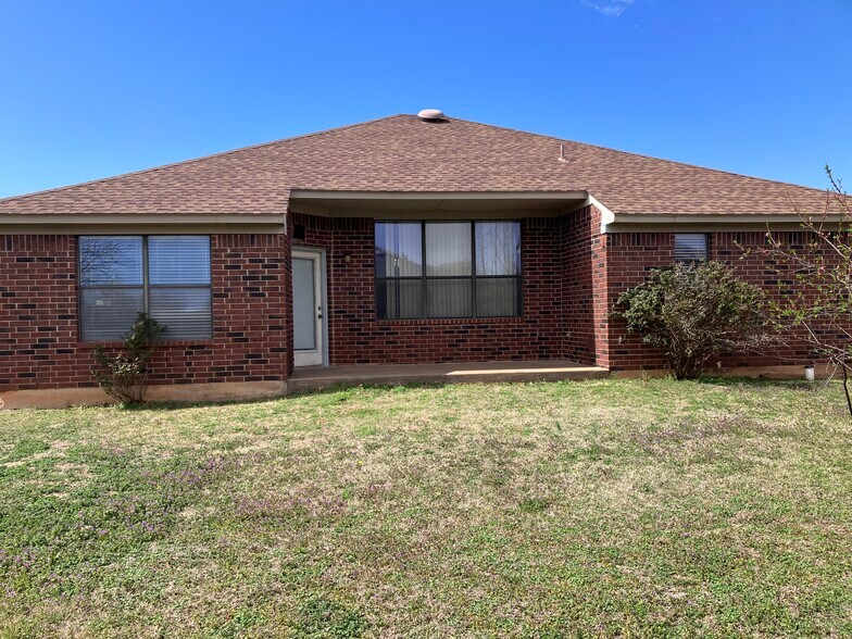 Building Photo - 16300 Seminole Dr