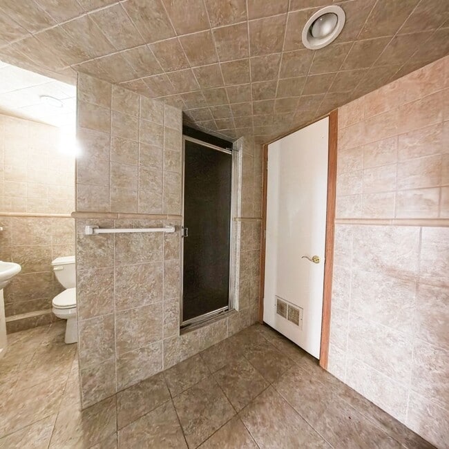 Building Photo - 3 Bedroom 3 Bathroom Home in Des Moines