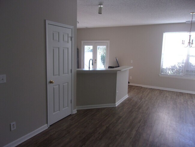 Building Photo - 3 Bedroom / 2.5 Bathroom with 2 car garage...