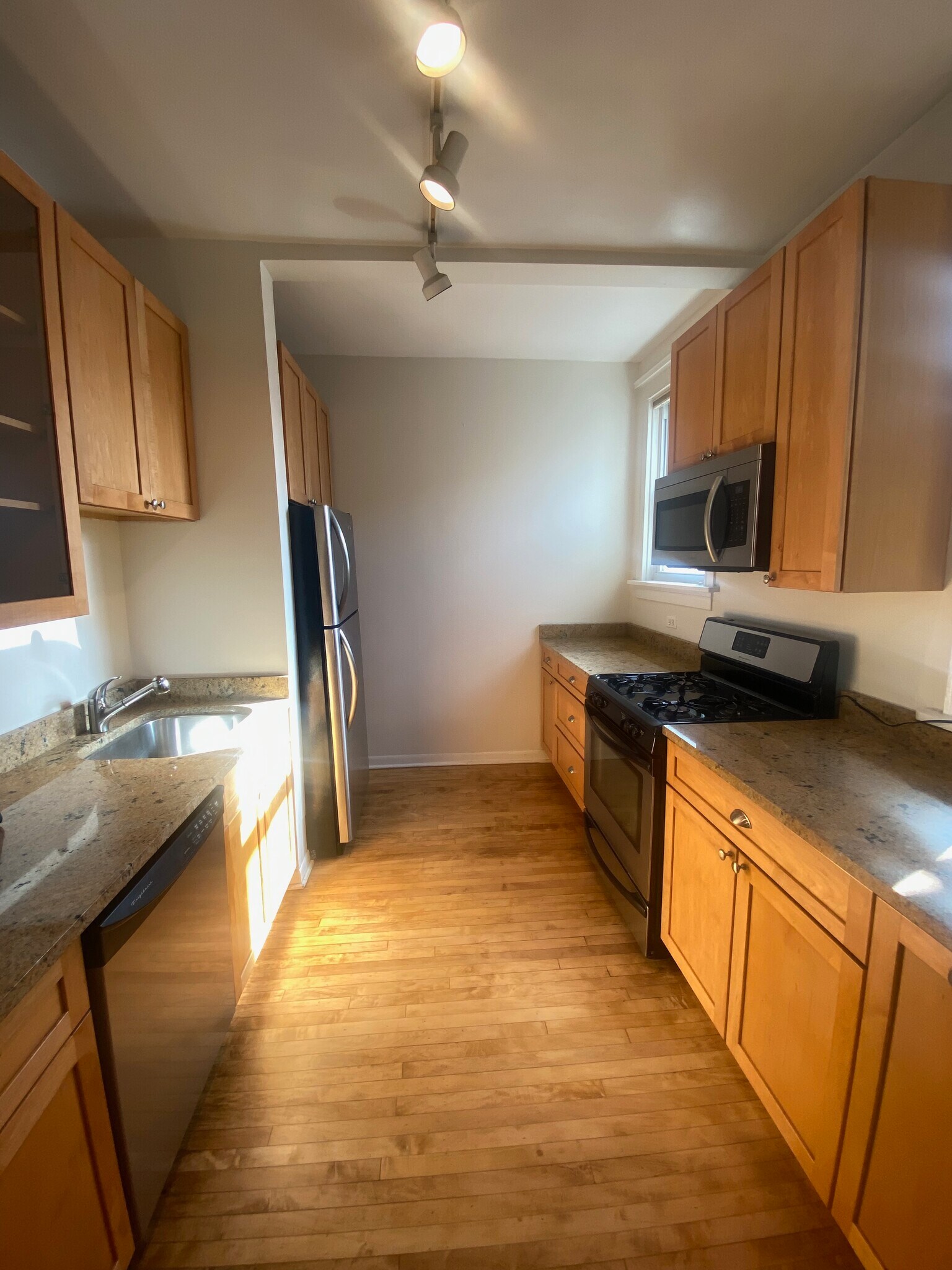 Building Photo - 3654 N Janssen Ave