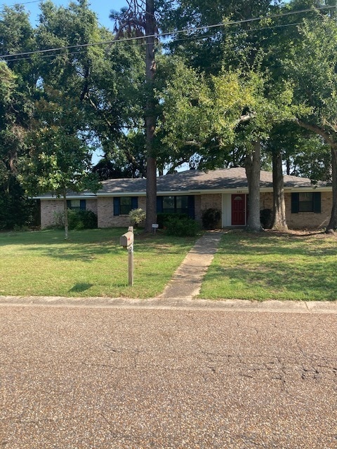 Building Photo - 151 Country Club Dr