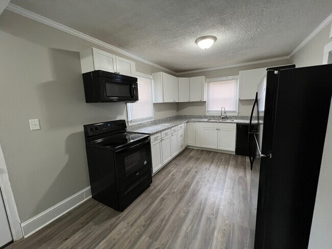 Building Photo - 1006 W C Street