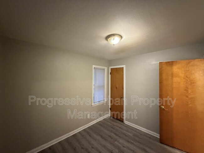 Building Photo - 380 E 260th St