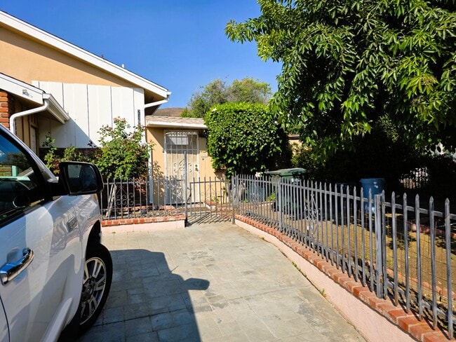 Building Photo - 2493 Los Feliz Dr