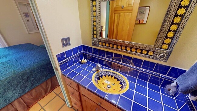 Building Photo - Charming two bedroom close to downtown. Furnished long term rental.