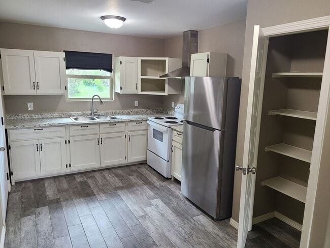 Building Photo - Quaint 3Bed/2Bath With a HUGE YARD!!