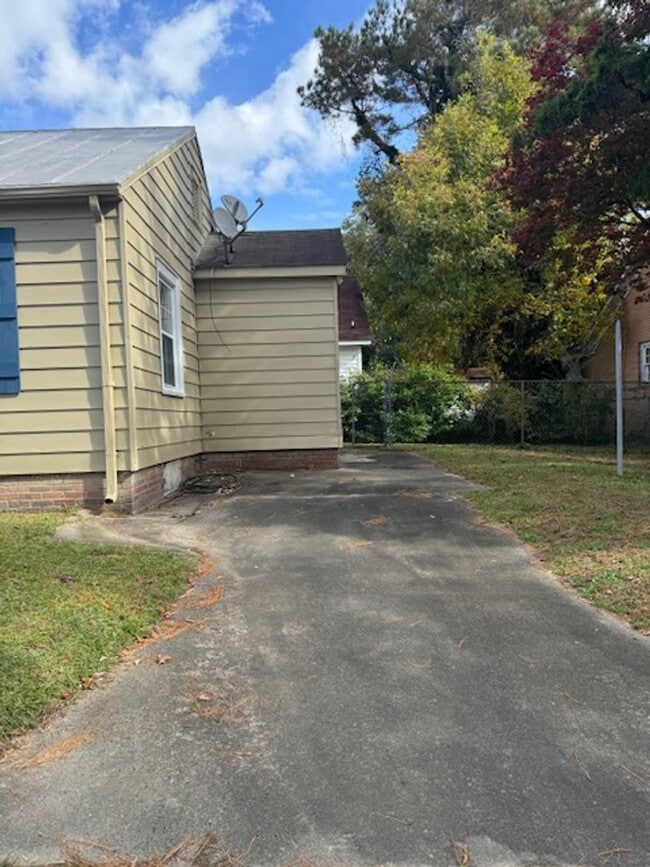 Building Photo - 701 E Lenoir Ave