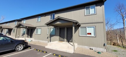 Building Photo - Spacious & Cozy Townhome for Rent