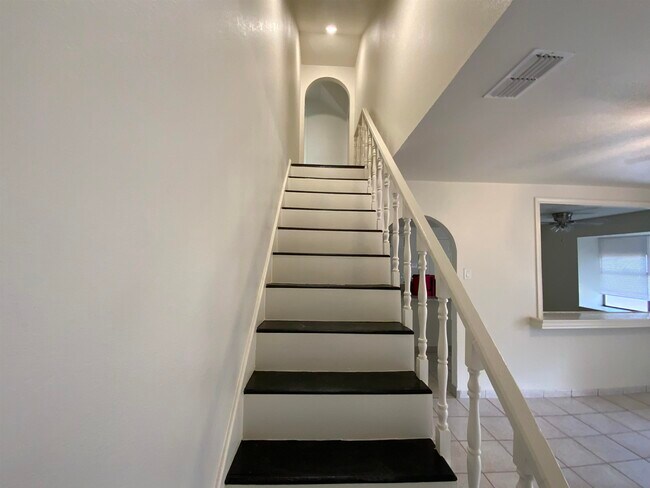 Building Photo - 119 Tours Ln