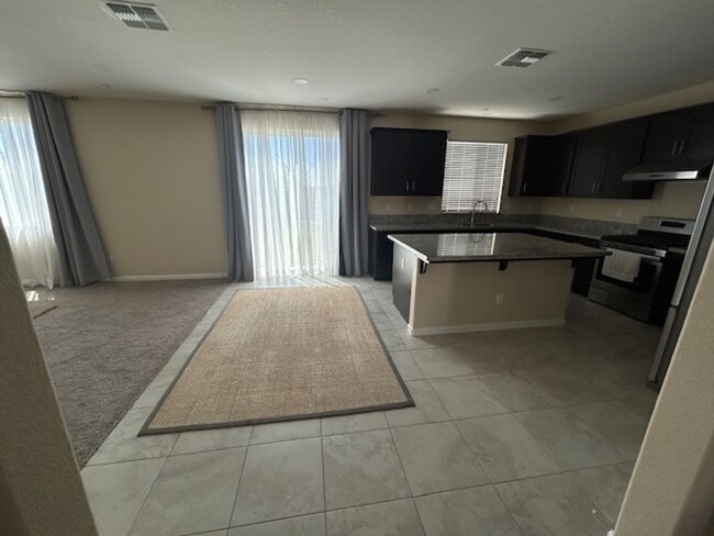 Building Photo - 4 bedroom 3 bathroom in Hanford!